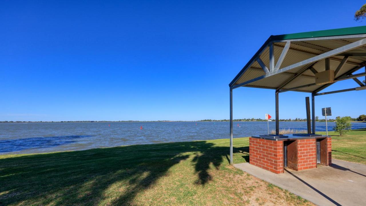 Lake Boga Caravan Park Bagian luar foto