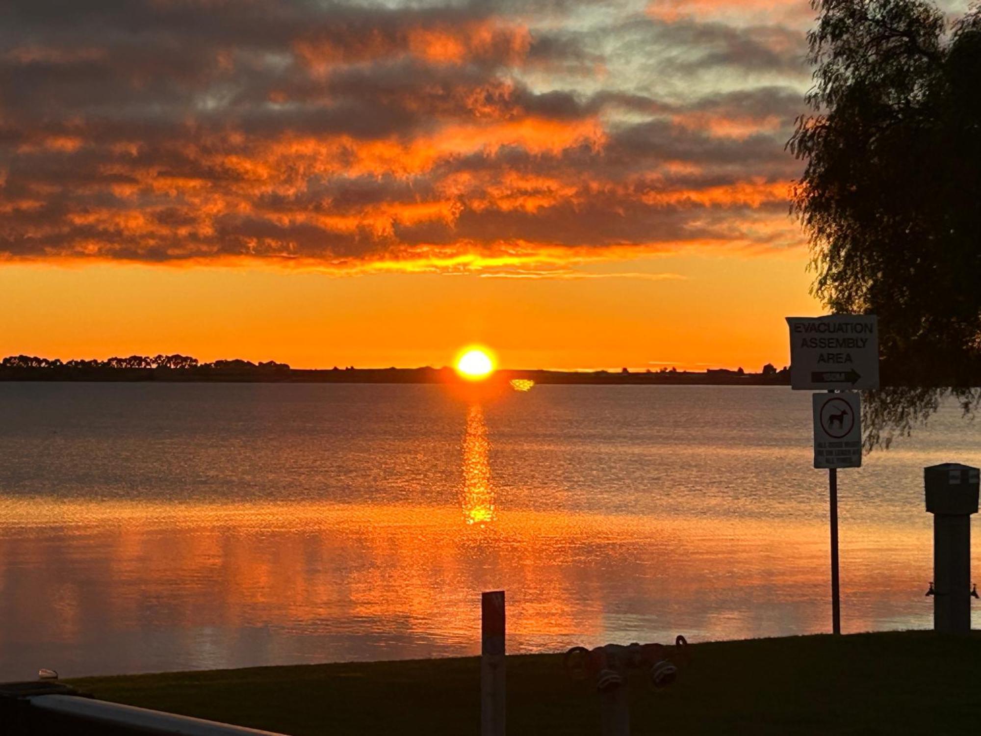 Lake Boga Caravan Park Bagian luar foto