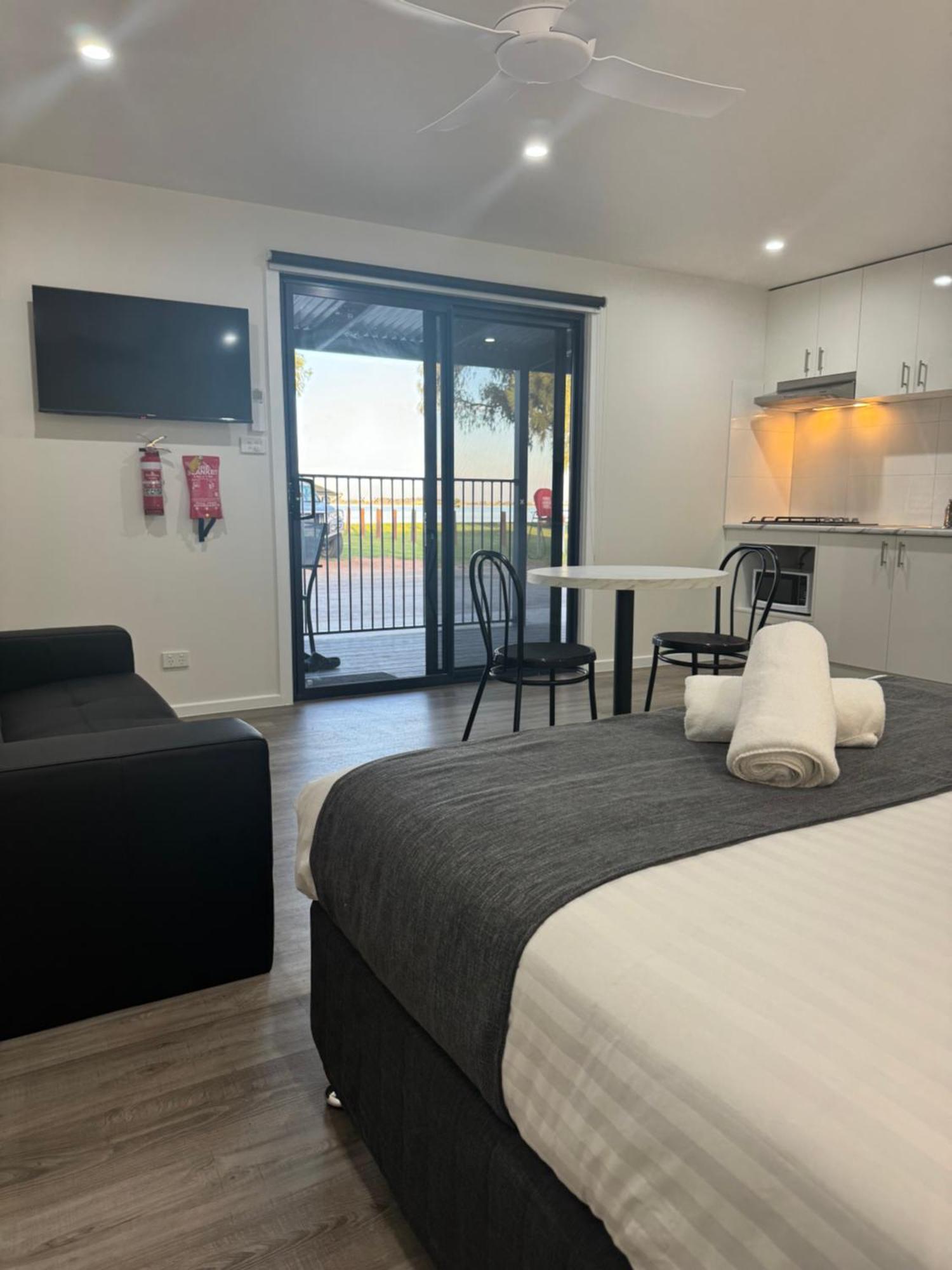 Lake Boga Caravan Park Bagian luar foto